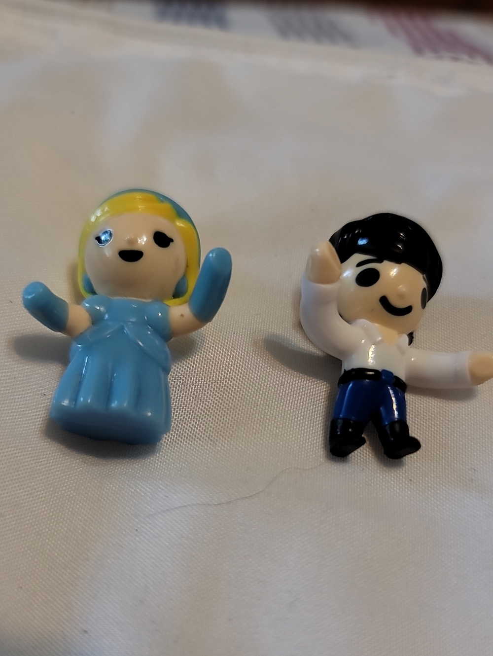 Lot Of 2 DISNEY PRINCESS, KINDER SURPRISE 2017 Micro Mini Figures